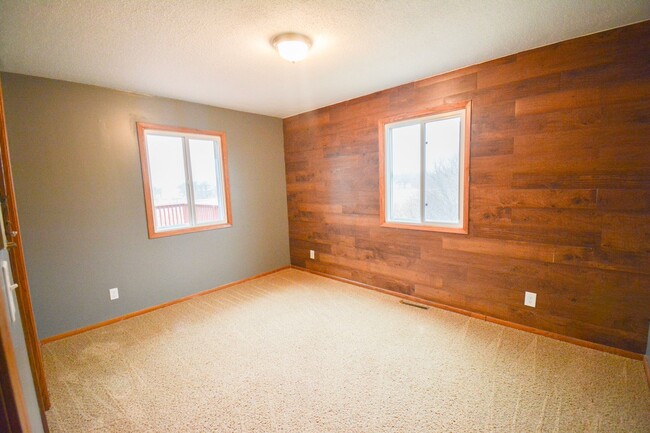 Building Photo - For Rent – Stunning 3-Bed, 2.5-Bath Countr...