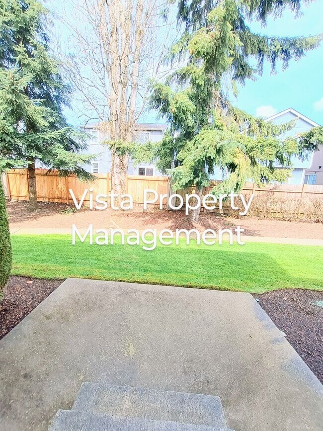 Building Photo - 2 Bedroom 2.5 bath BIG Townhouse with garage - minutes from JBLM East Gate