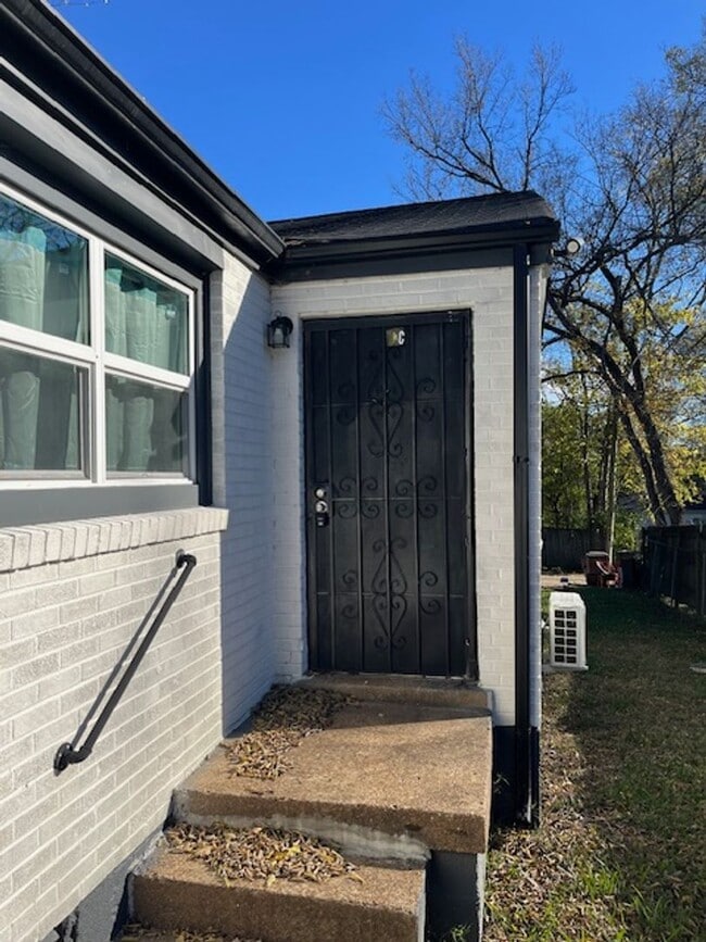 Building Photo - 2BR/1BA Renovated Triplex Unit – Prime Location Near Meharry, TSU, and Vandy!