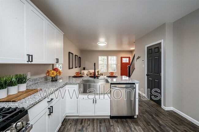 Building Photo - 554 Frayne St