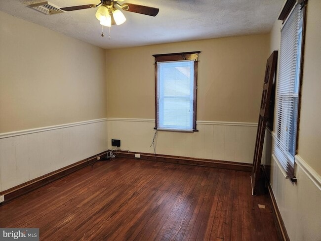 Building Photo - 132 S Broadway