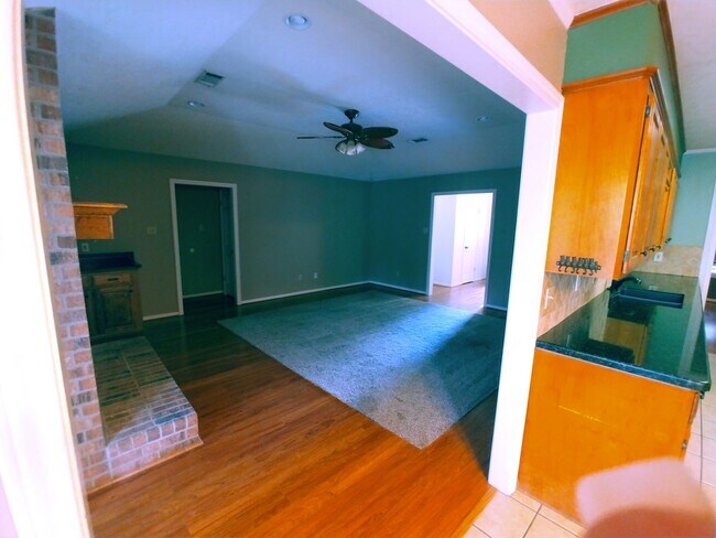 Building Photo - Spacious 3/2 home in convenient location