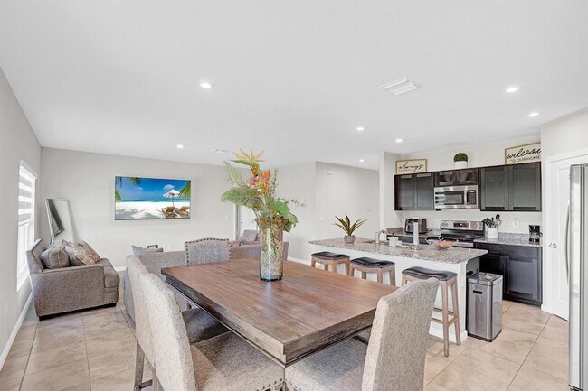 Building Photo - 712 Pomegranate Pl