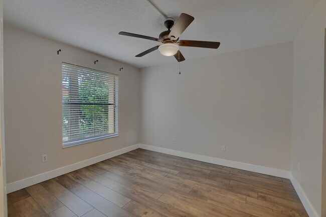 Building Photo - 6165 Belleza Ln