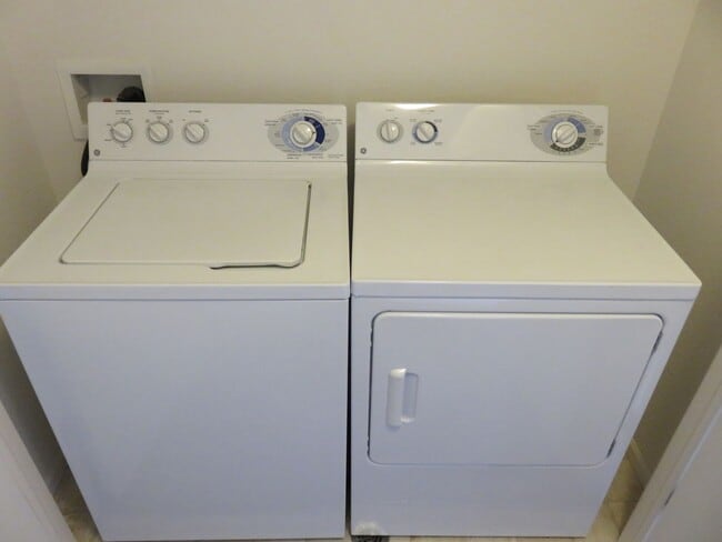 Building Photo - TWO BEDROOM TOWNHOME