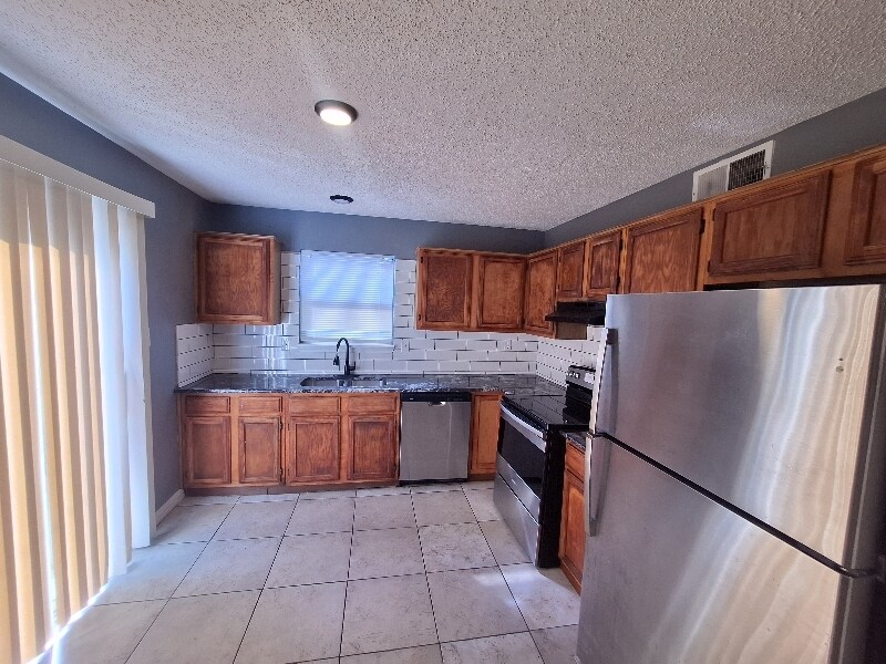 Building Photo - 2123 Chatham Square Ct