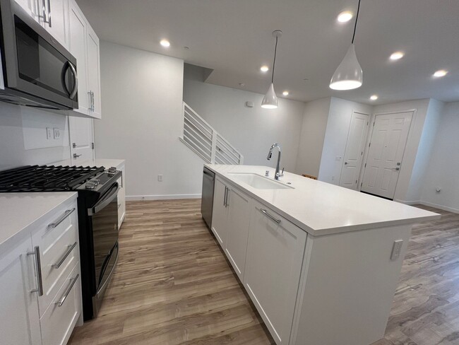 Building Photo - Gorgeous *BRAND NEW* Townhome in Midtown V...