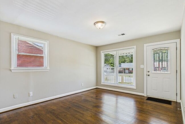 Building Photo - Updated home with New Kitchen, Hardwood Fl...