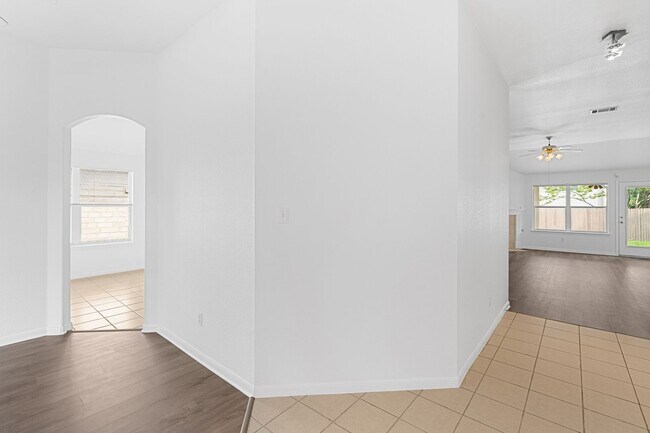 Building Photo - 2305 Boulder Run