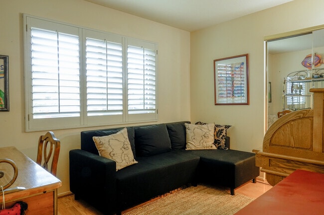 Building Photo - Furnished Single Story Home West of the Freeway