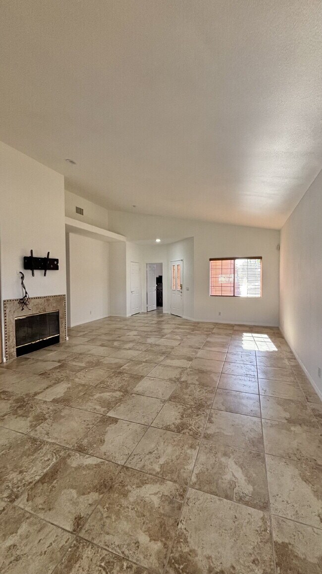 Building Photo - 3 Bedrooms and 2.5 Bathrooms Home on 7th Tee!