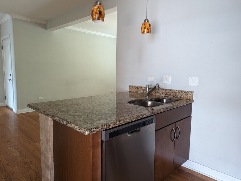 Building Photo - 3808 N Marshfield Ave