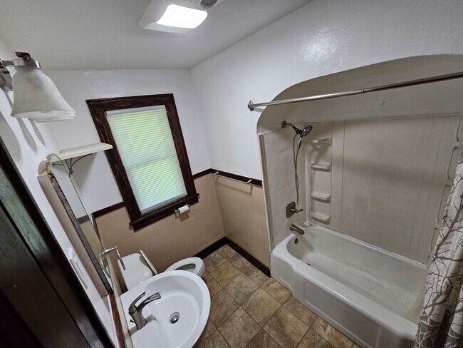 Building Photo - 2 N Benton St