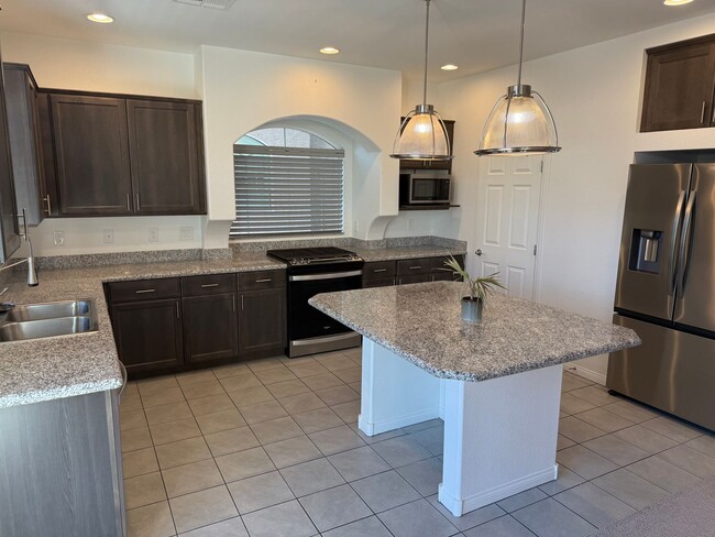 Building Photo - Large Southern Highlands Tri-Level Home. P...