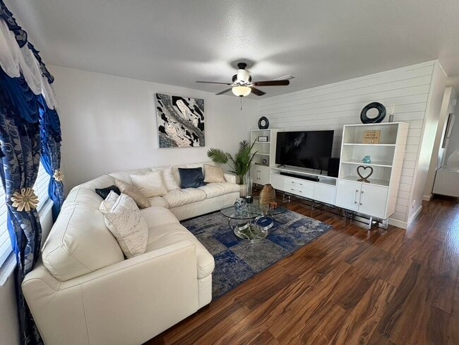 Building Photo - 3318 Blue Fin Dr