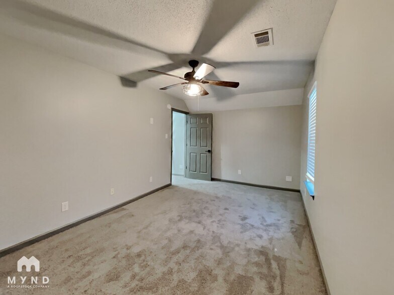Building Photo - 5373 Solitaire Way