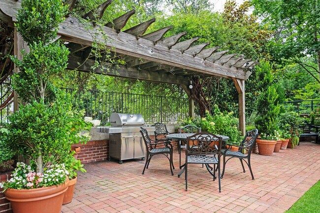 Building Photo - 3657 Peachtree Rd NE