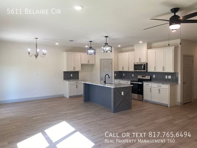Building Photo - 5611 Belaire Cir