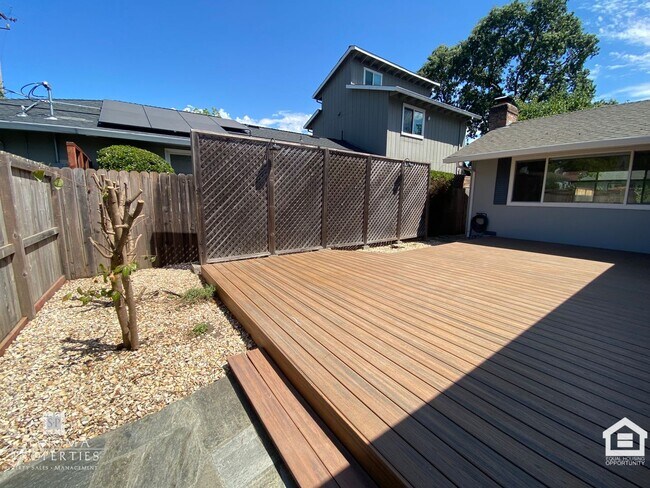 Building Photo - Charming 2bd/2ba House in Downtown Sonoma!