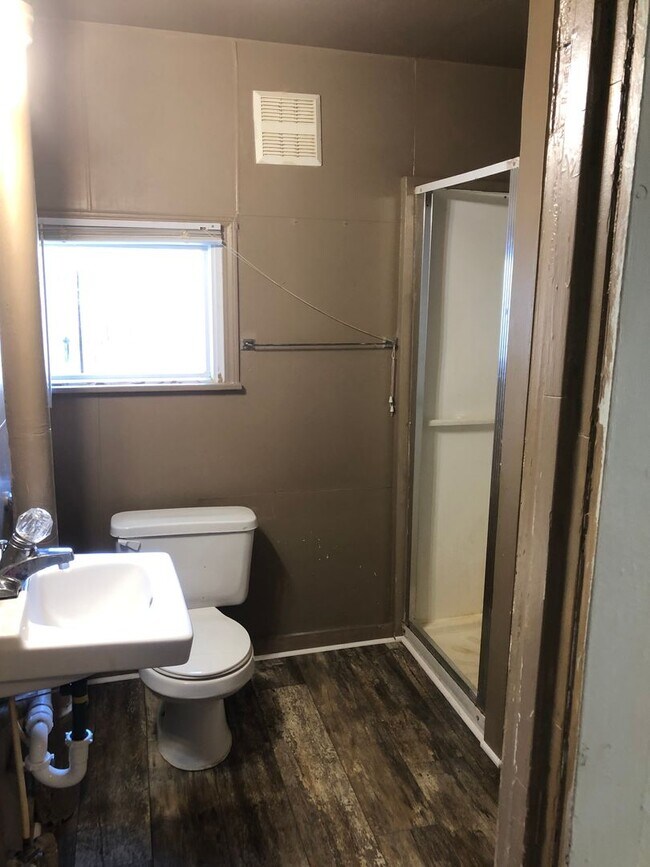 Building Photo - Looking for great tenants for this 2 bedroom house