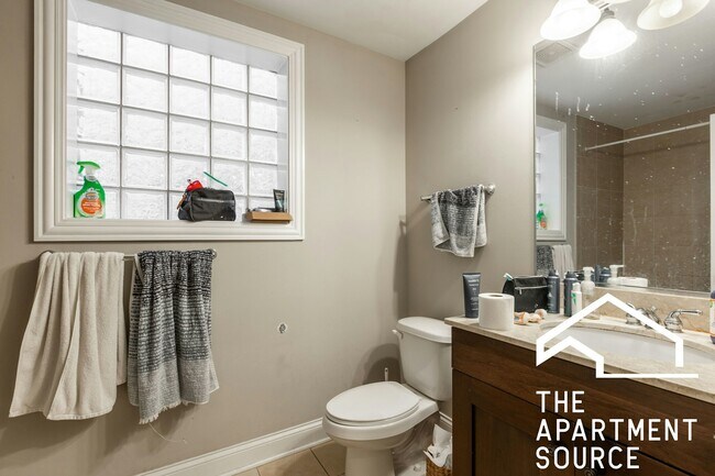 Building Photo - 1136 W Diversey Pkwy