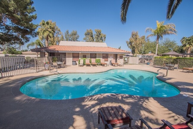 Building Photo - Spacious Two Bedroom Two Bath Condo in Tempe