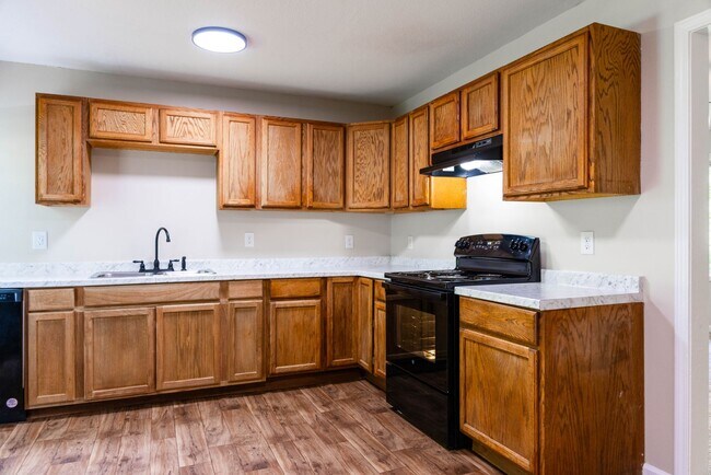 Building Photo - Charming Three Bedroom Home with Natural P...