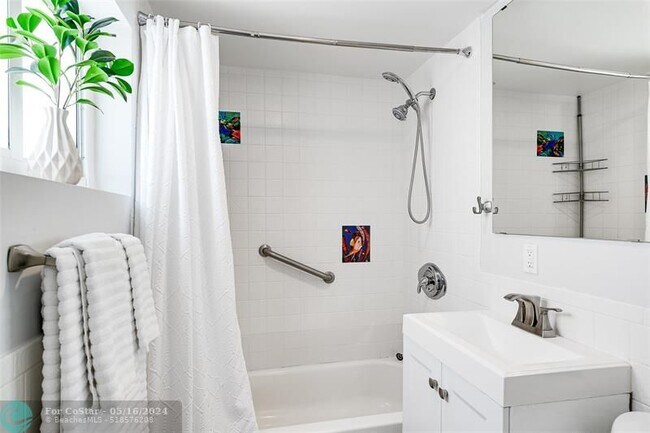 Building Photo - 1704 SW 4th Ct