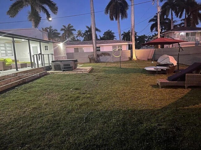 Building Photo - 715 Hollywood Blvd