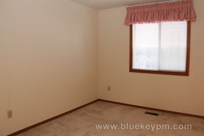Building Photo - 3 Bed 1.5 Baths Home in East Cascade Park