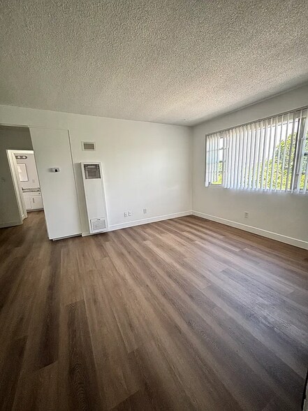 Building Photo - 9361 Cellini Ave