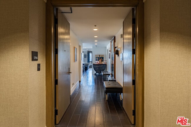 Building Photo - 10560 Wilshire Blvd