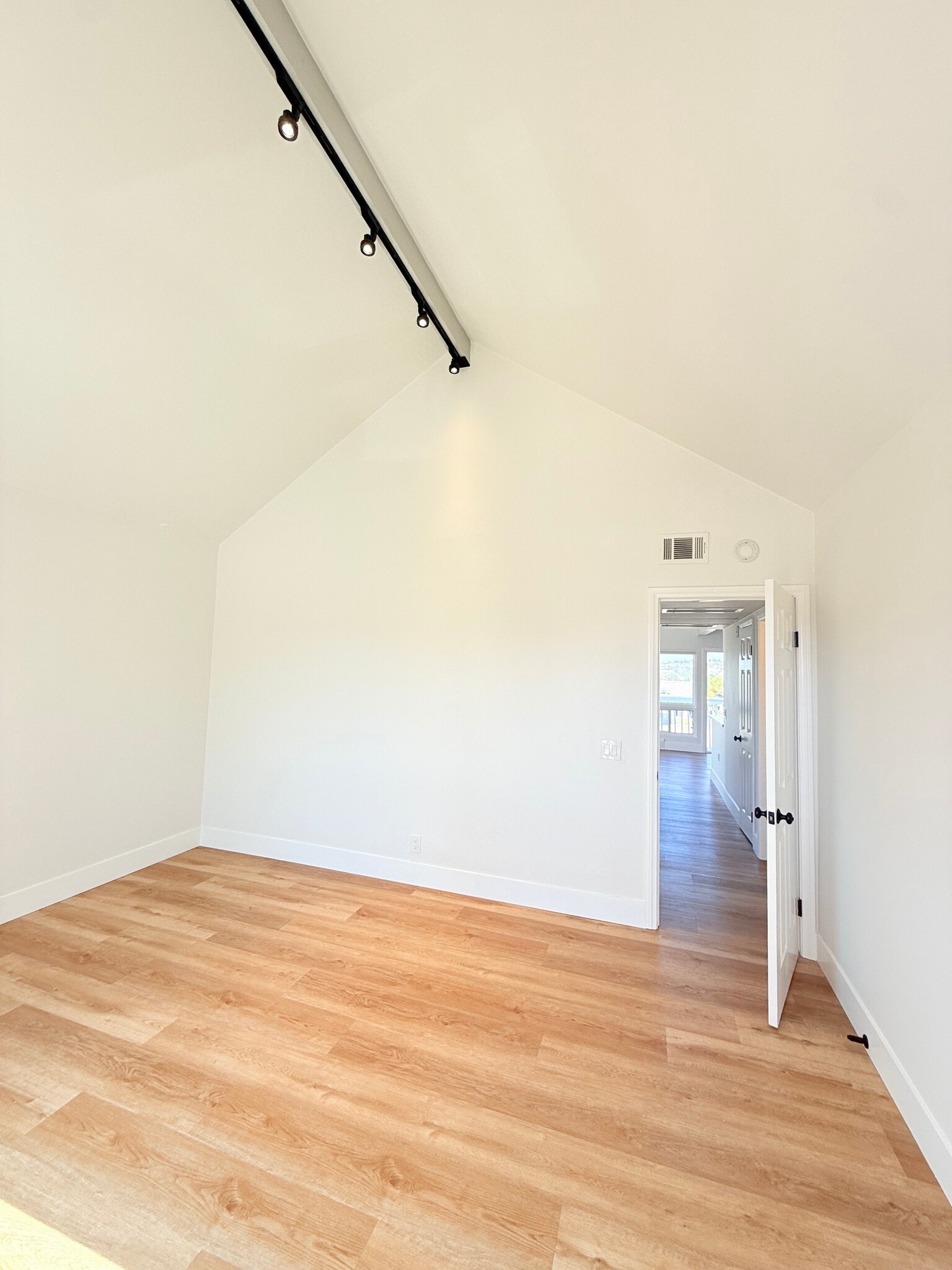 Main bedroom with vaulted ceilings - 24033 Vista Corona