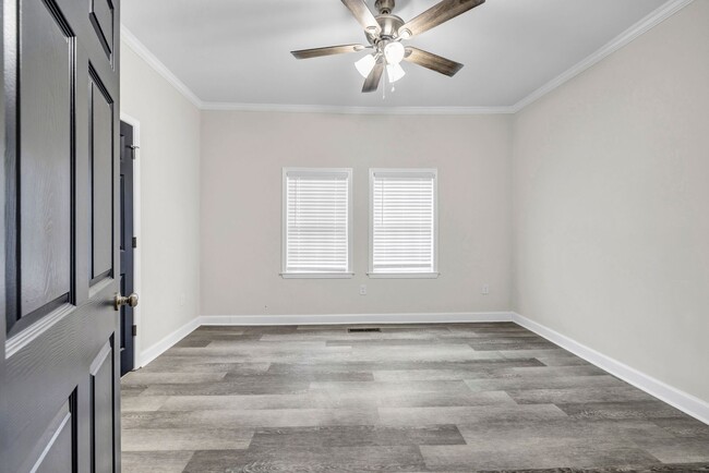 Building Photo - CHARMING 3 BEDROOM BUNGALOW WITH BONUS ROO...