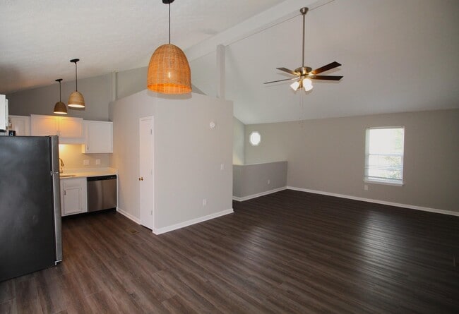 Building Photo - 414 Lakeview Dr