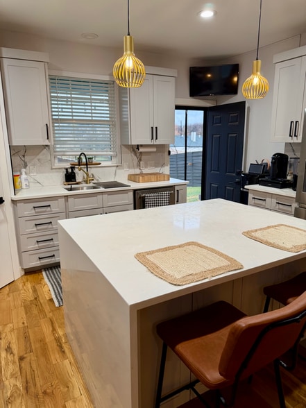 Building Photo - 112 S Army Ave