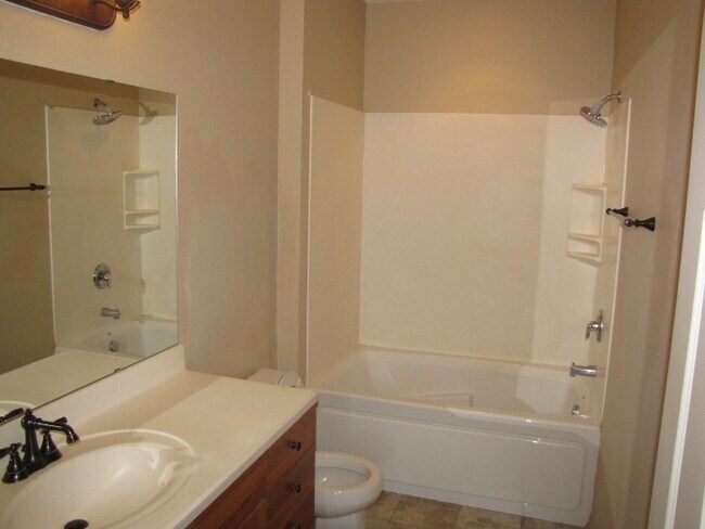 Building Photo - 3BR/2.5BA Beautiful END UNIT Townhome in Dancing Waters- Available Now!