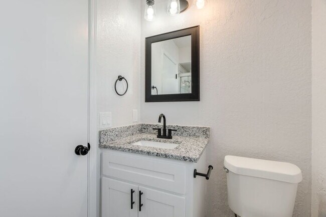 Building Photo - 11715 N Francis Ave