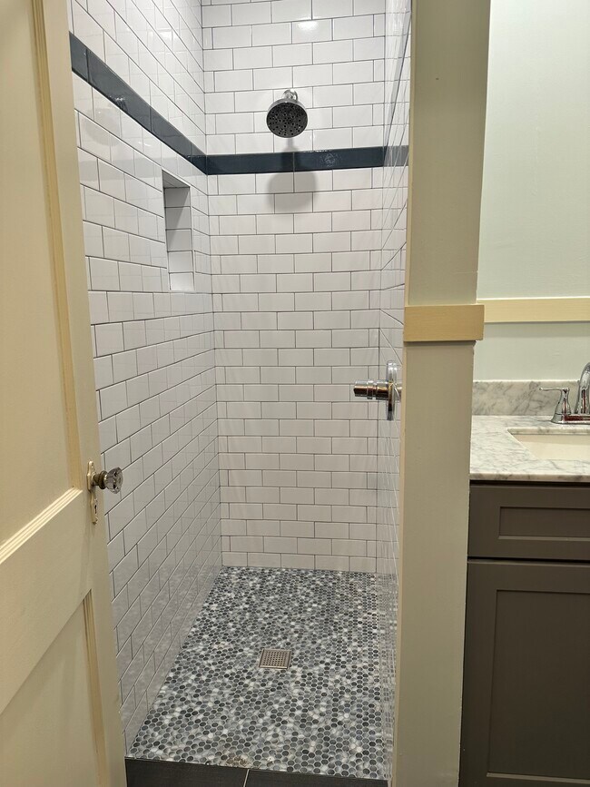 Building Photo - 3134 E 17th St