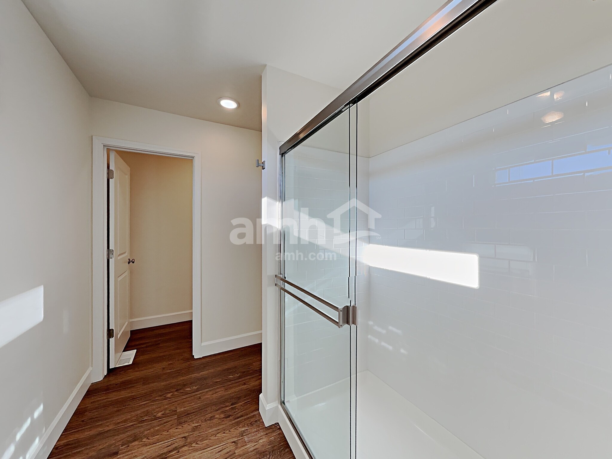 Building Photo - 933 N Barkvine Ave