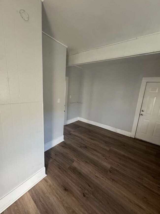 Building Photo - 160 E Elgie St