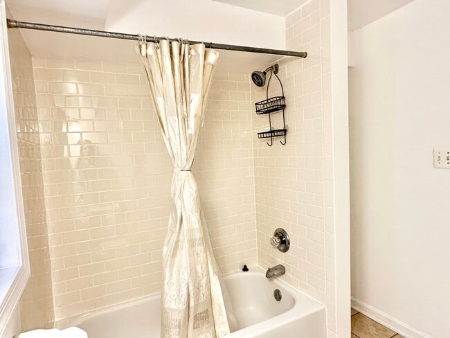 Building Photo - 2 Bed 1 Bath Adams Morgan