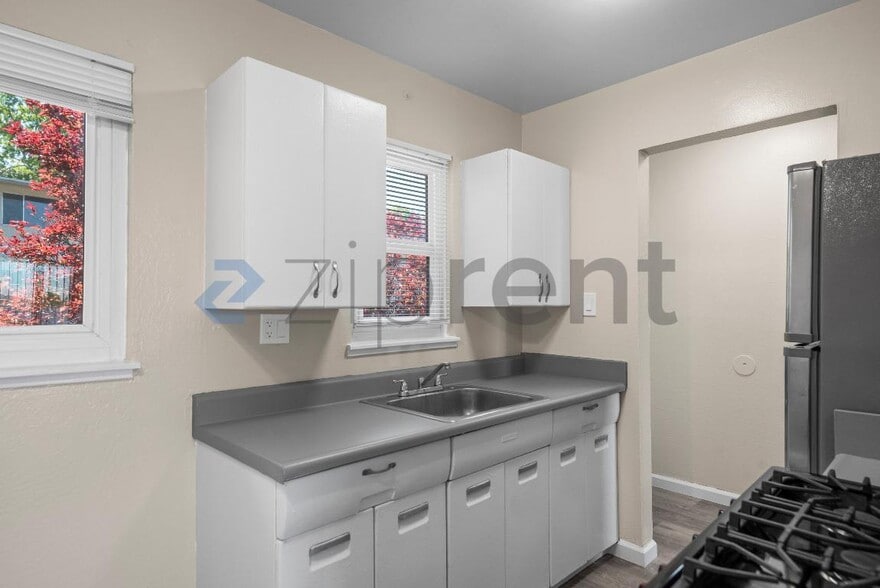 Building Photo - Unit 204