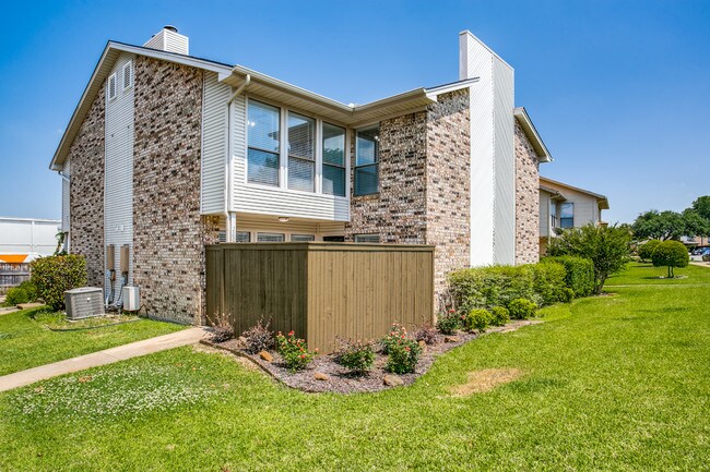 Building Photo - 3200 Meadow Park Dr