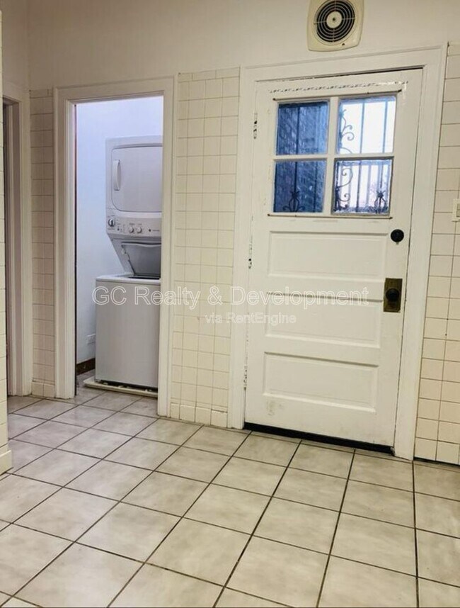 Building Photo - 6316 N Rockwell St