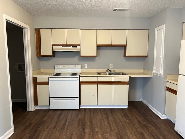 Building Photo - 300 Carriage Ln