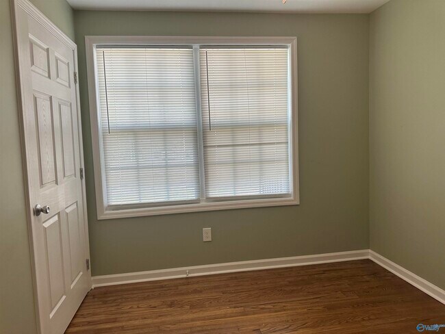 Building Photo - 3111 Hale Dr SW