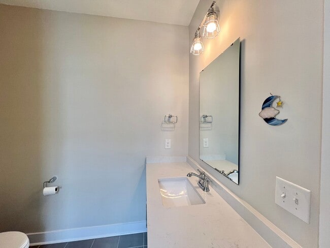 Building Photo - Stunning 3BD, 3.5BA Raleigh Townhome in a Walkable Community Near Tons of Shopping and Dining Opt...