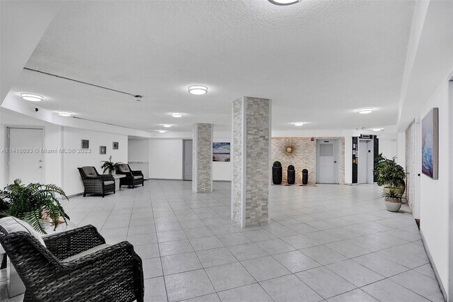 Building Photo - 1913 S Ocean Dr