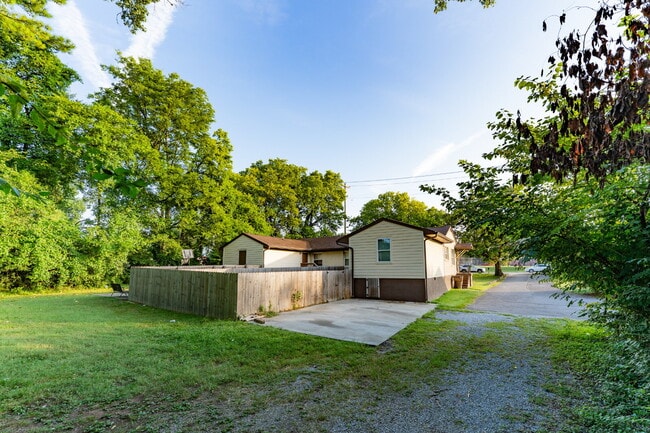 Building Photo - Donelson 3 Bedroom 2 Bath Apartment in Duplex